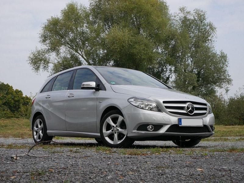 Silber Gebraucht 2011 Mercedes B180 Van / Kleinbus | 6.250 € (Superpreis) - Bild 1/4