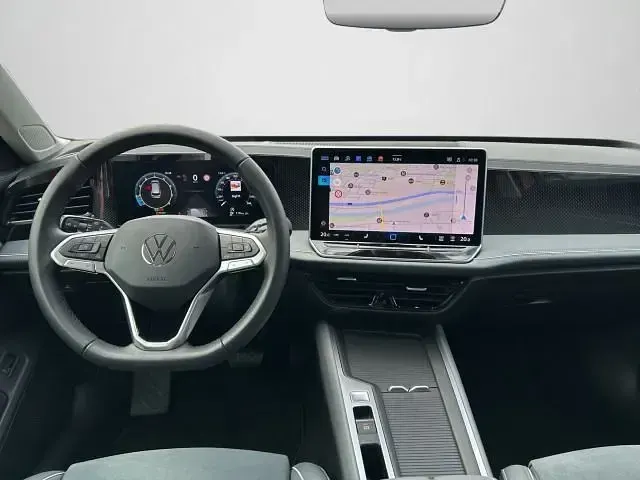 Gebraucht VW Passat Business 150 PS (110 kW) 2024 Chilirot metallic (metallic) Kombi