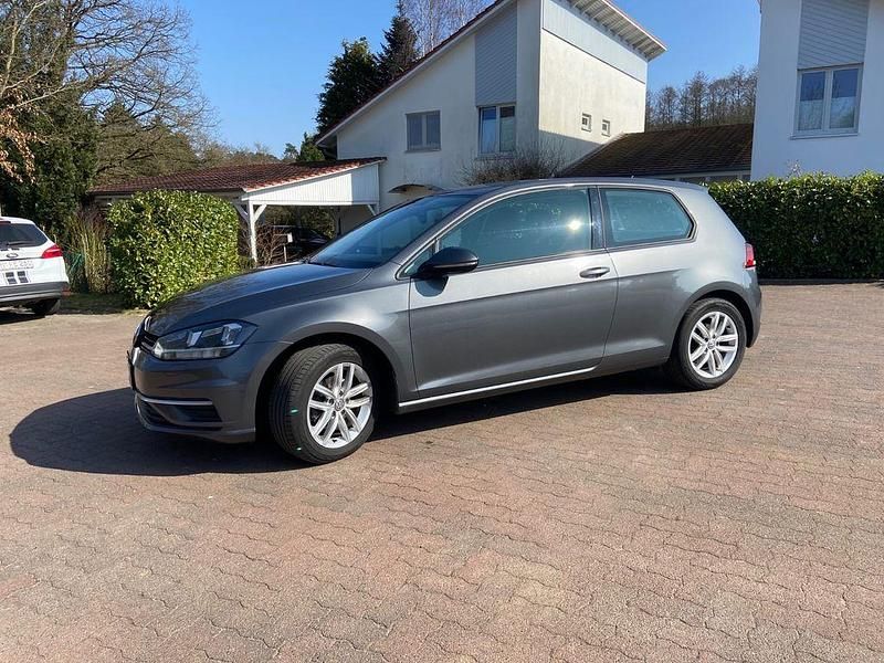 Grau Gebraucht 2018 VW Golf VII Comfortline Limousine | 9.900 € (Superpreis) - Bild 1/3