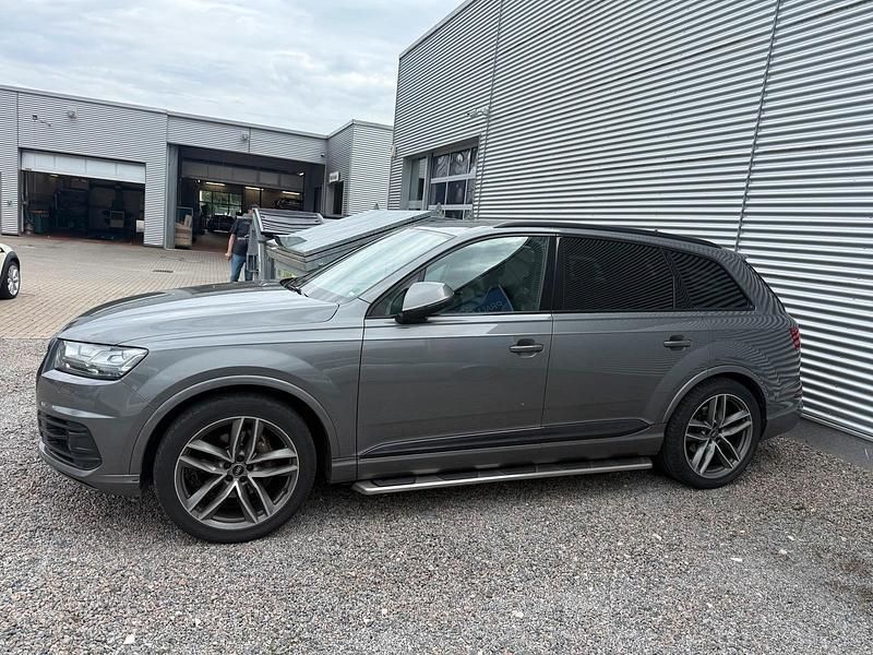 Grau Gebraucht 2016 Audi Q7 SUV | 28.400 € (Fairer Preis) - Bild 1/4