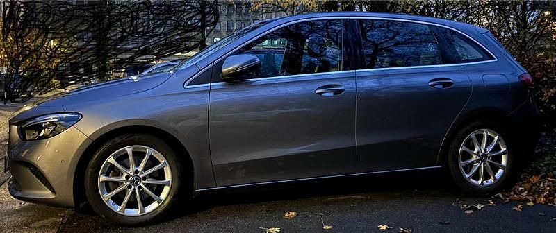 Grau Gebraucht 2019 Mercedes B200 Van / Kleinbus | 18.500 € (Guter Preis) - Bild 1/4