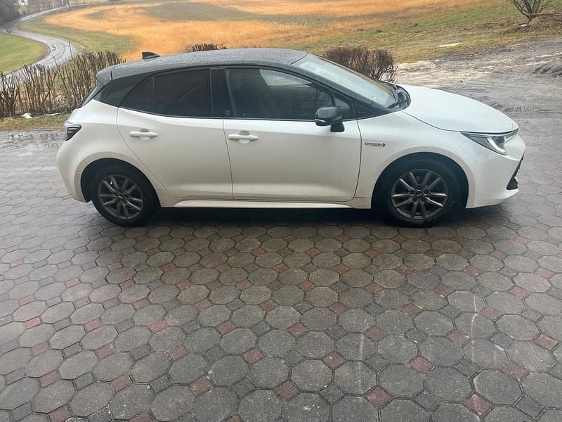 Gebraucht Toyota Corolla Hybrid 140 PS (102 kW) 2020 Weiß Limousine
