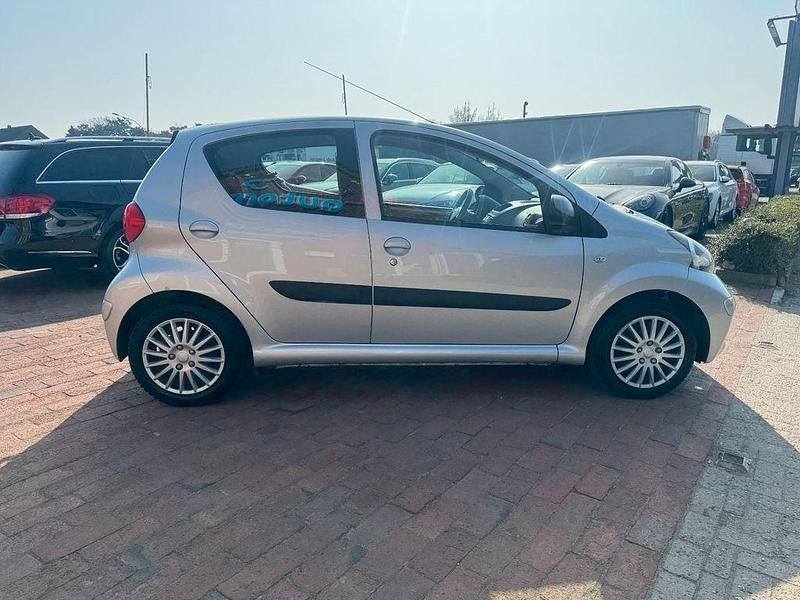Gebraucht Toyota Aygo 68 PS (50 kW) 2007 Silber Kleinwagen