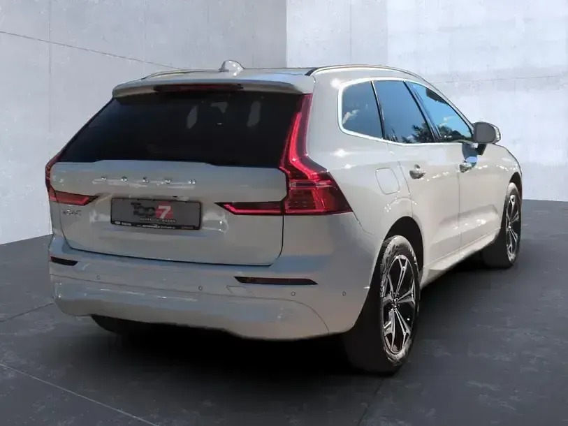 Gebraucht Volvo XC60 Momentum 197 PS (144 kW) 2022 Ice white SUV