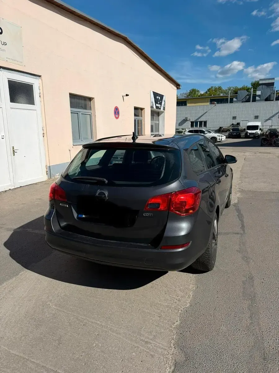 Usado Opel Astra 110 HP (80 kW) 2012 Cinzento Carrinha