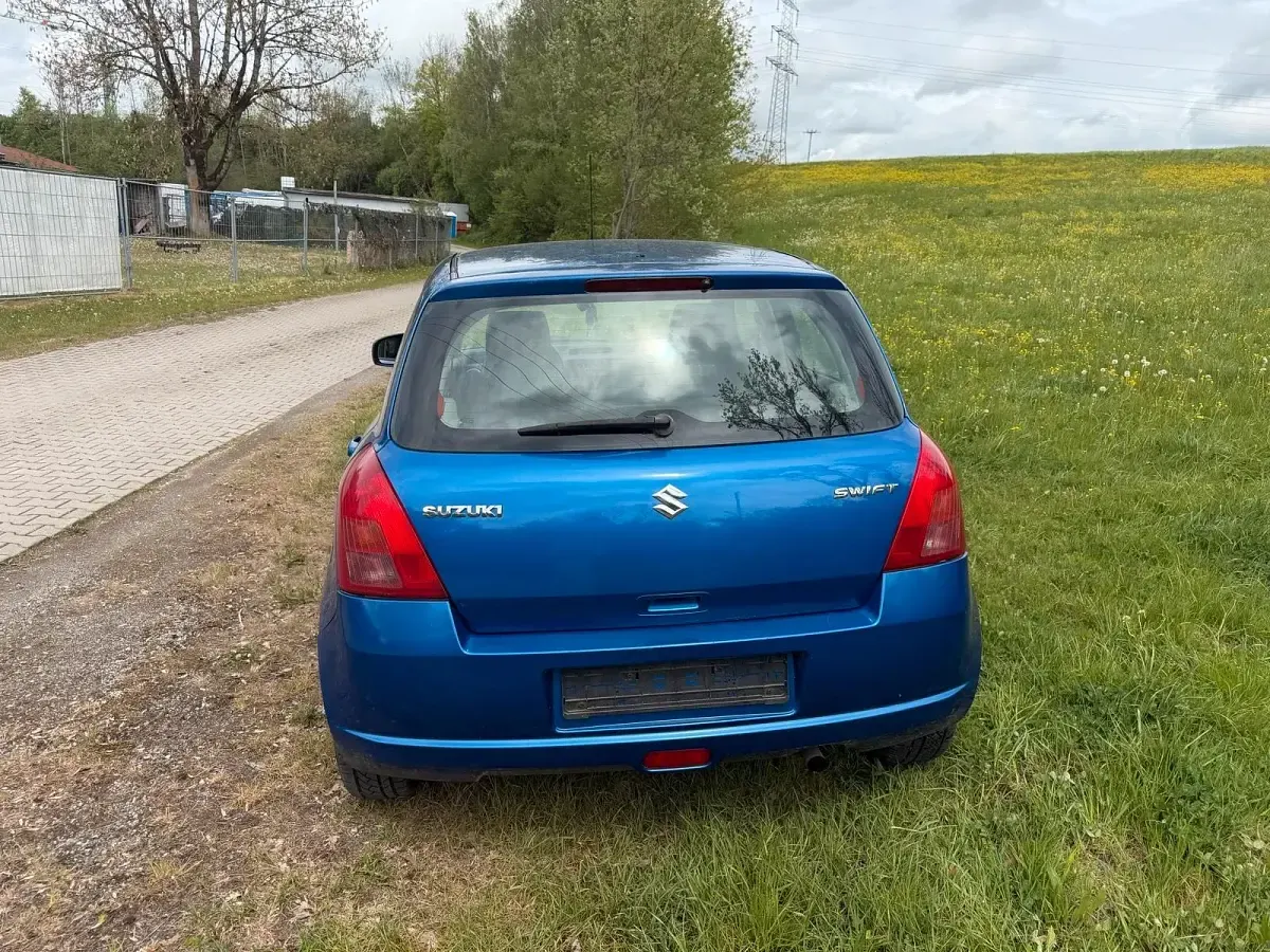 Używany Suzuki Swift 92 KM (67 kW) 2005 Niebieski Hatchback
