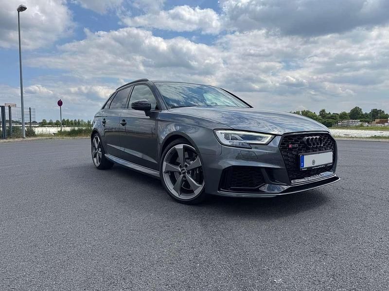 Grau Gebraucht 2020 Audi RS3 Sportback Premium Kleinwagen | 49.000 € (Etwas zu teuer) - Bild 1/4
