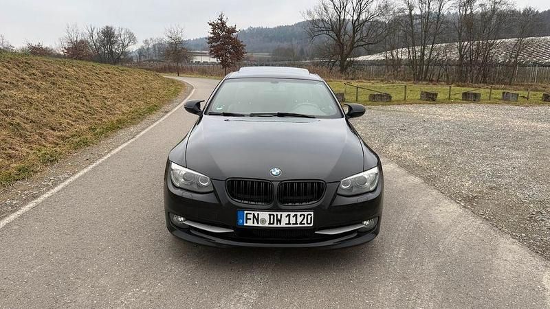 Schwarz Gebraucht 2013 BMW 320 Sport Line Coupé | 9.999 € (Fairer Preis) - Bild 1/4