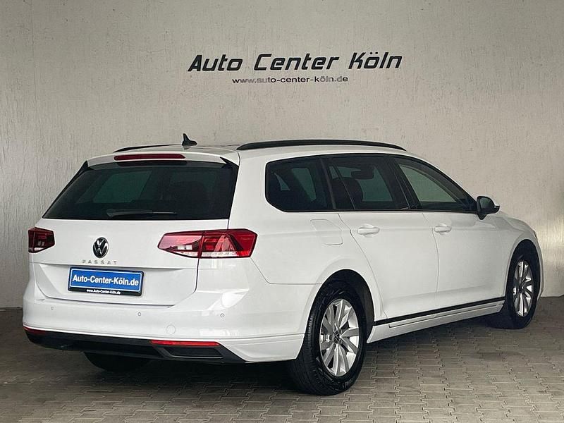 Gebraucht VW Passat Basis 150 PS (110 kW) 2023 Gletscherweiß metallic Kombi