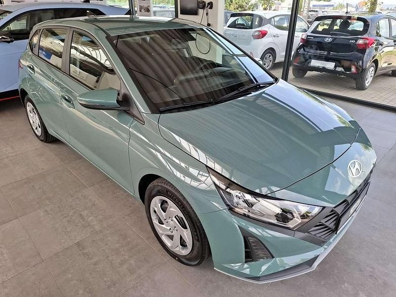 Neu Hyundai i20 Select 79 PS (58 kW) 2025 Mangrove green Kleinwagen