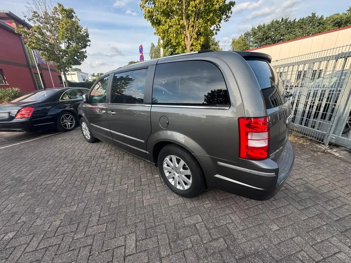 Gebraucht Chrysler Grand Voyager 163 PS (119 kW) 2010 Grau Van / Kleinbus