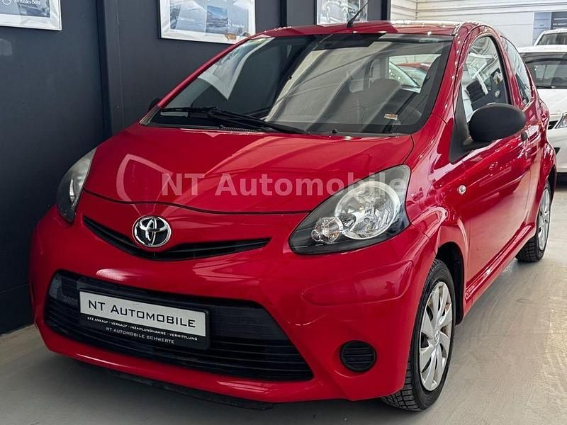 Gebraucht Toyota Aygo Basis 68 PS (50 kW) 2012 Rot Kleinwagen
