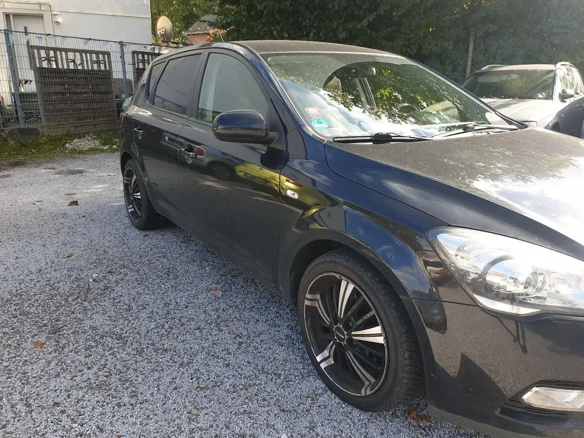 Gebraucht Kia Ceed 90 PS (66 kW) 2011 Schwarz Kleinwagen
