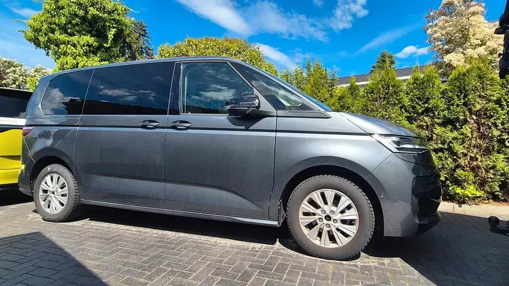 Gebraucht VW Multivan Life 150 PS (110 kW) 2024 Grau Van / Kleinbus