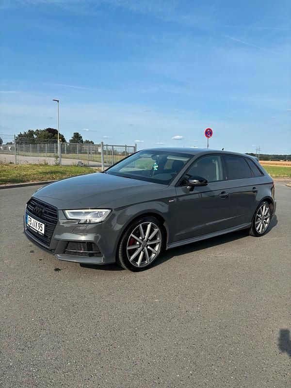 Grau Gebraucht 2018 Audi A3 S-Line Kleinwagen | 16.490 € (Superpreis) - Bild 1/4