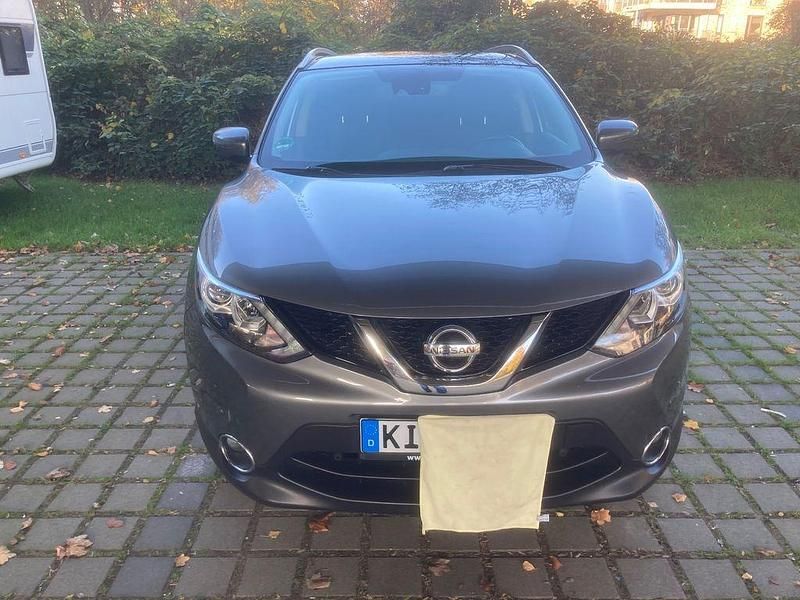 Grau Gebraucht 2016 Nissan Qashqai N-Connecta SUV | 15.400 € (Fairer Preis) - Bild 1/4