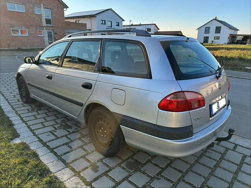 Gebraucht Toyota Avensis 110 PS (80 kW) 2001 Silber Kombi