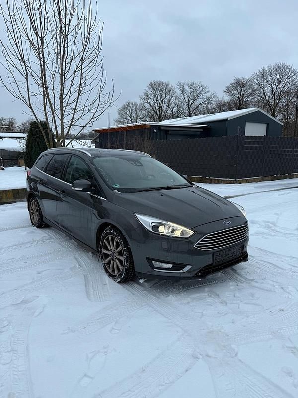 Grau Gebraucht 2015 Ford Focus Titanium Kombi | 2.600 € (Superpreis) - Bild 1/4