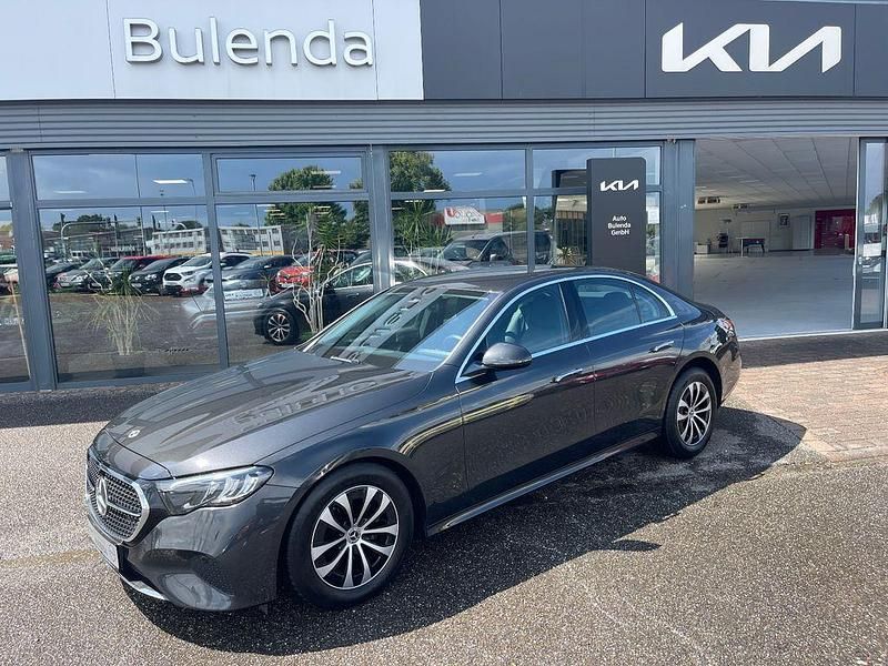 Grau Gebraucht 2023 Mercedes E200 Advanced Limousine | 41.990 € (Superpreis) - Bild 1/4