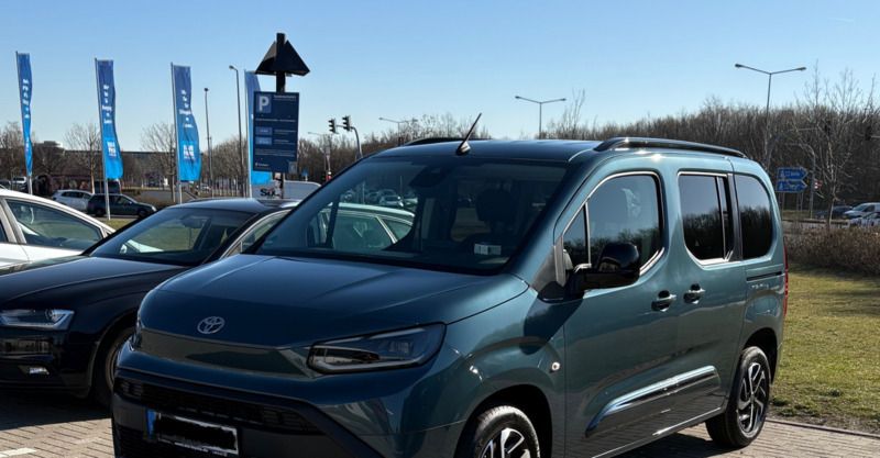 Blau Gebraucht 2024 Toyota Proace Verso City Kombi | 29.950 € (Guter Preis) - Bild 1/4