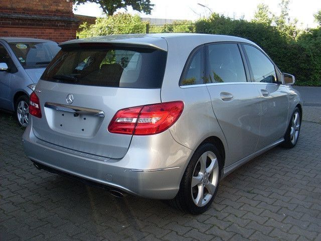 Gebraucht Mercedes B180 122 PS (89 kW) 2014 Silber Van / Kleinbus