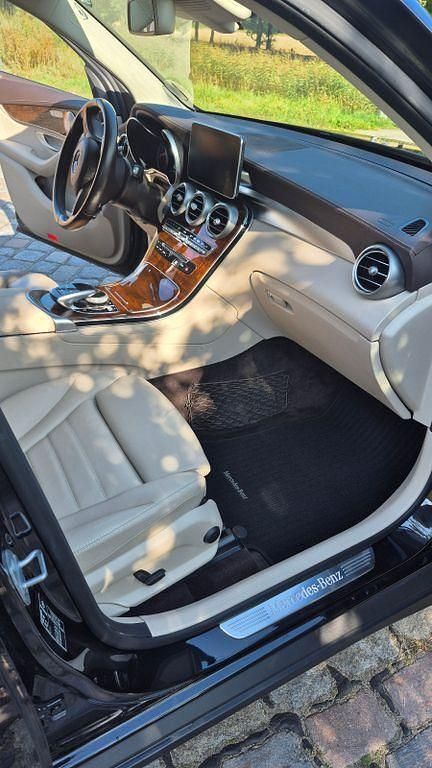 Schwarz Gebraucht 2017 Mercedes GLC250 Exclusive SUV | 26.700 € (Etwas zu teuer) - Bild 1/4