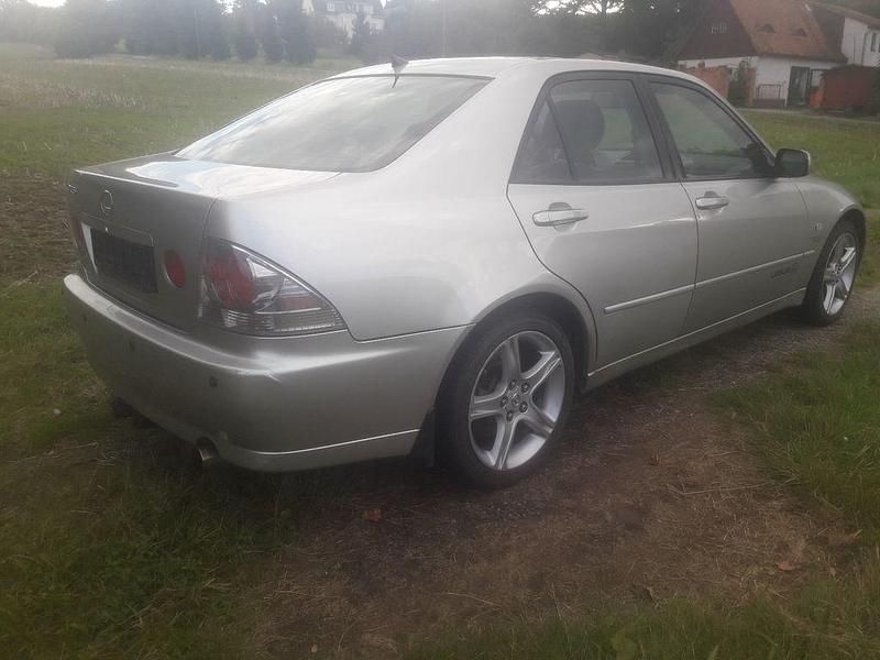 Silber Gebraucht 2000 Lexus IS200 Limousine | 3.790 € (Fairer Preis) - Bild 1/4