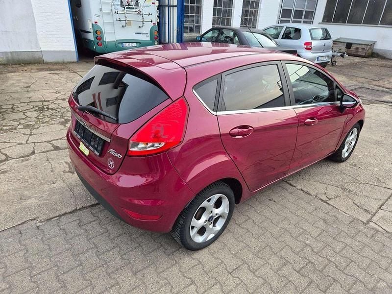 Gebraucht Ford Fiesta Titanium 95 PS (69 kW) 2010 Rot Kleinwagen