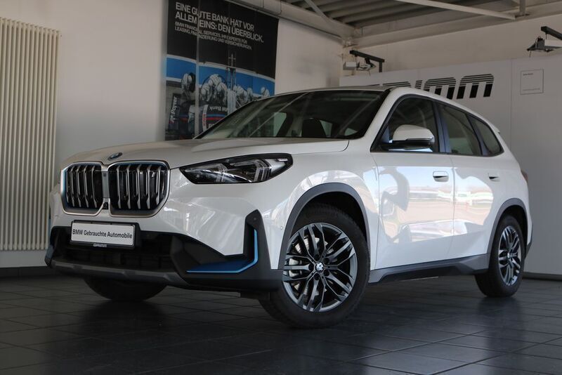 Alpinweiss iii Gebraucht 2023 BMW iX1 Performance SUV | 38.400 € (Fairer Preis) - Bild 1/4