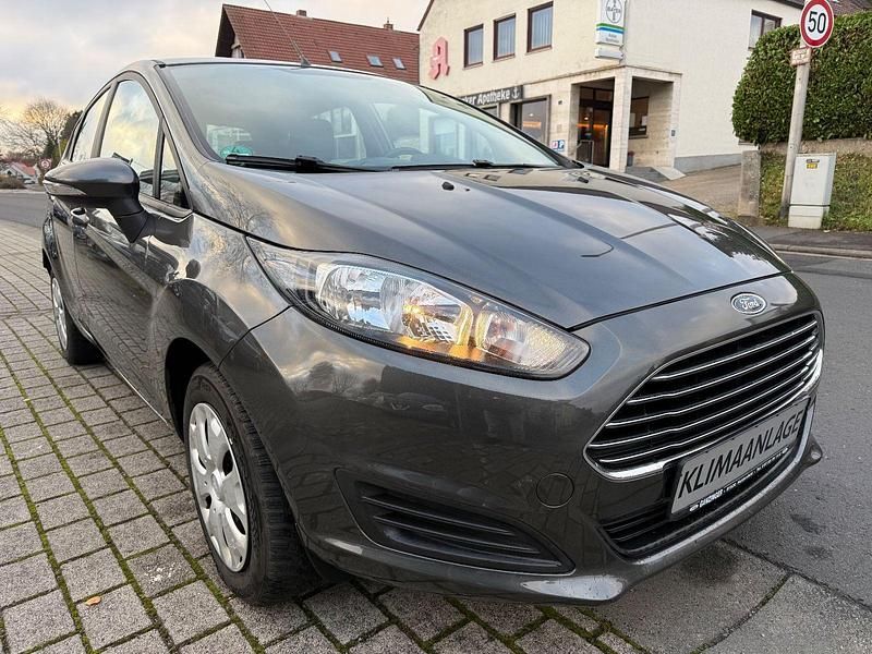 Grau Gebraucht 2015 Ford Fiesta Kleinwagen | 5.890 € (Fairer Preis) - Bild 1/4
