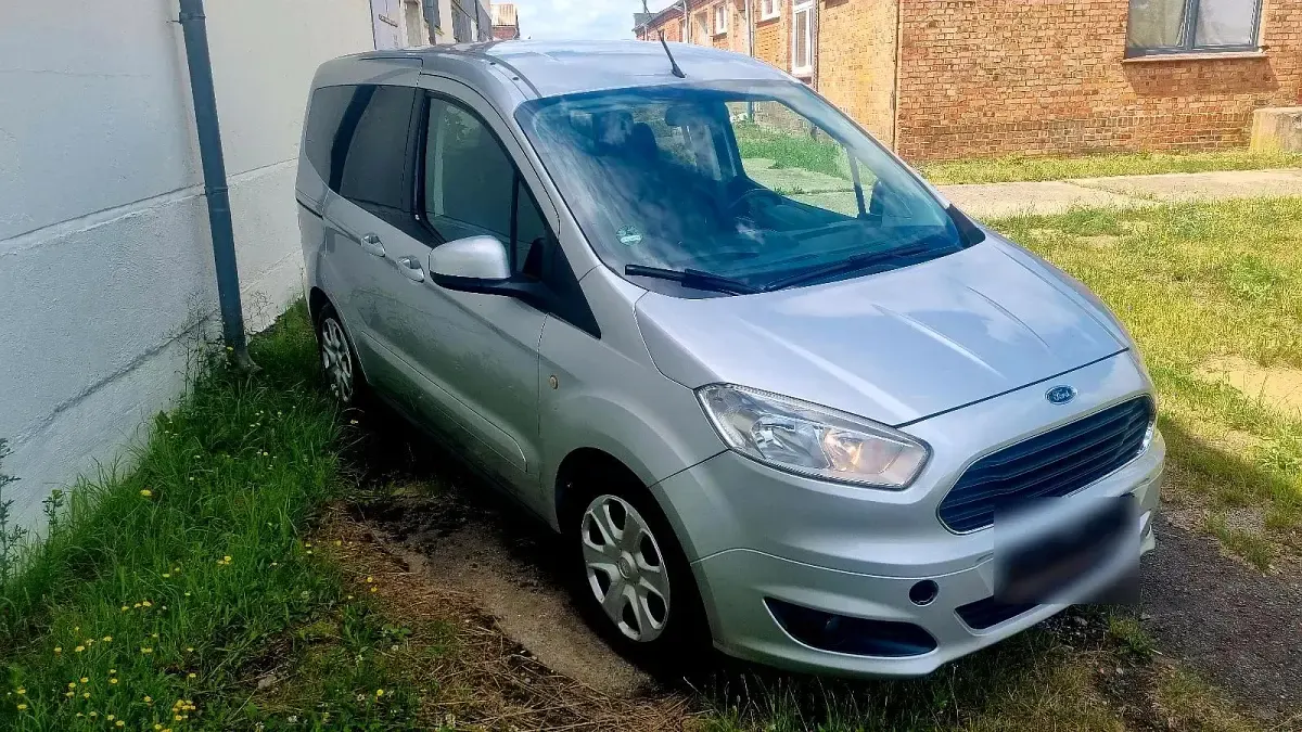 Gebraucht Ford Tourneo Courier 100 PS (73 kW) 2015 Silber Van / Kleinbus