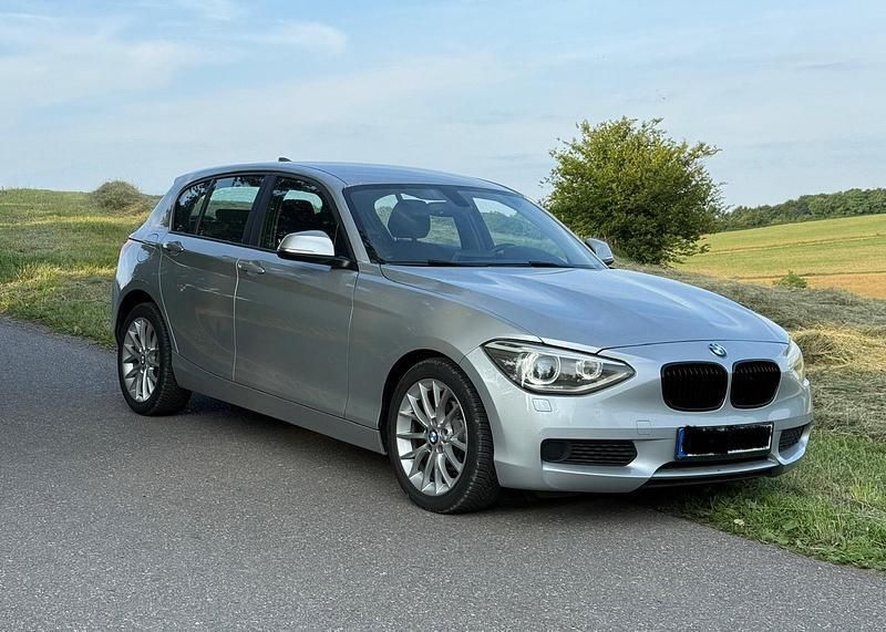 Silber Gebraucht 2013 BMW 118 Kleinwagen | 10.100 € (Fairer Preis) - Bild 1/4