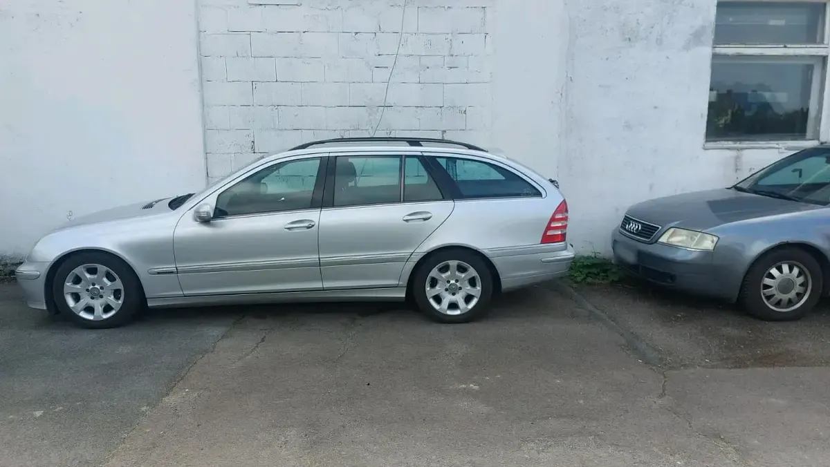 Gebraucht Mercedes 220 150 PS (110 kW) 2005 Silber Kombi