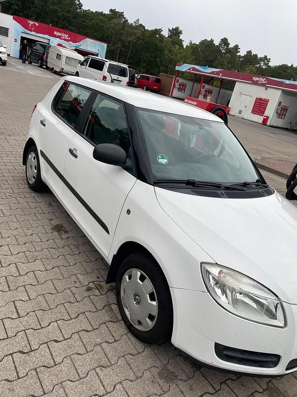 Weiß Gebraucht 2009 Skoda Fabia Kleinwagen | 2.700 € (Fairer Preis) - Bild 1/4