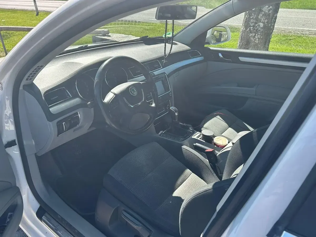 Używany Skoda Superb 105 KM (77 kW) 2012 Biały Kombi