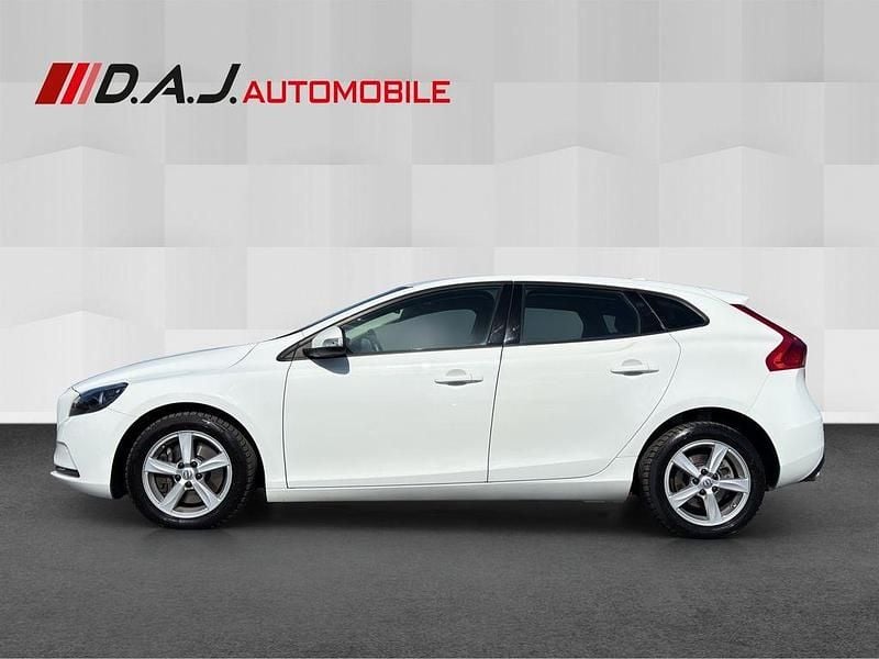 Gebraucht Volvo V40 Kinetic 120 PS (88 kW) 2018 Weiß Limousine