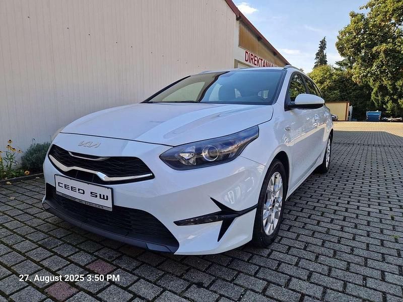 Carraraweiß Gebraucht 2023 Kia Ceed Sportswagon Kombi | 17.999 € (Fairer Preis) - Bild 1/4