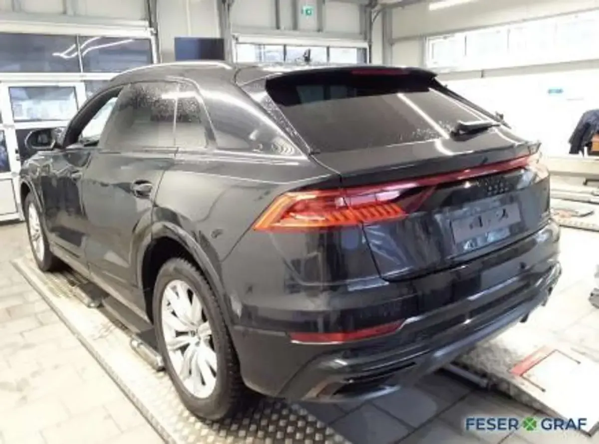Używany Audi Q8 Ambiente 340 KM (250 kW) 2023 Czarny SUV