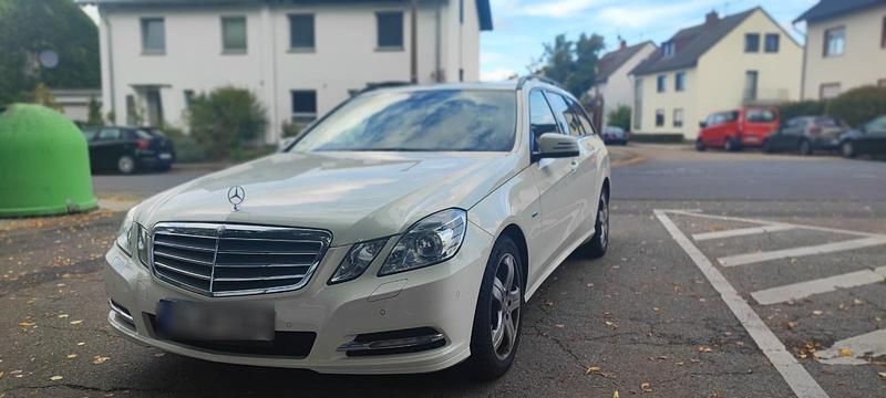 Weiß Gebraucht 2011 Mercedes E250 Kombi | 12.399 € (Fairer Preis) - Bild 1/4