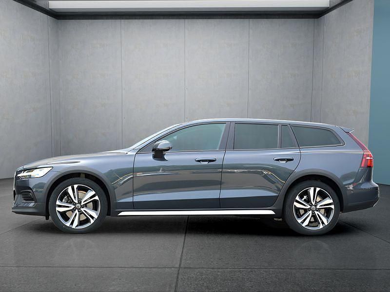 Blau Gebraucht 2022 Volvo V60 CC Kombi | 34.749 € (Superpreis) - Bild 1/4