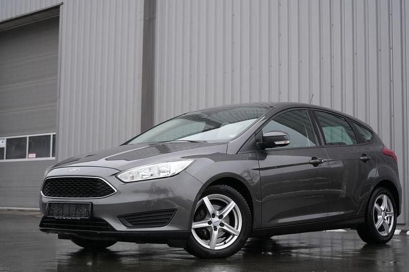 Schwarz Gebraucht 2015 Ford Focus Trend Limousine | 4.870 € (Superpreis) - Bild 1/4