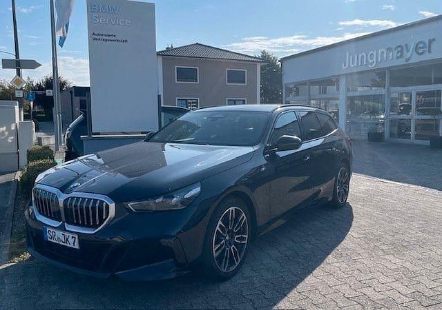 Schwarz Gebraucht 2024 BMW 520 M Sport Kombi | 54.980 € (Teuer) - Bild 1/4