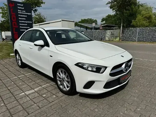 Gebraucht Mercedes A250 160 PS (117 kW) 2020 Weiß Limousine