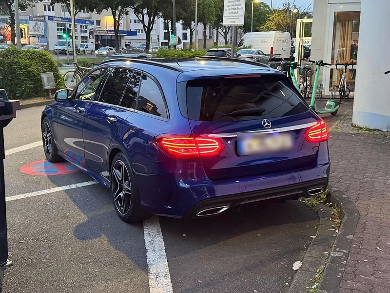 Gebraucht Mercedes C200 AMG line 160 PS (117 kW) 2020 Blau Kombi