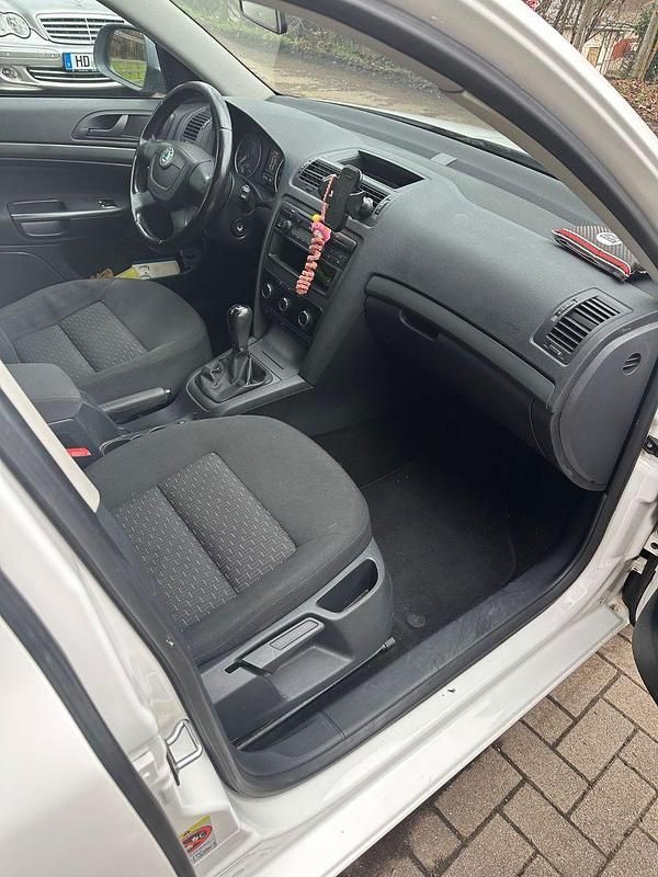 Silber Gebraucht 2011 Skoda Octavia Kombi | 4.900 € (Teuer) - Bild 1/4