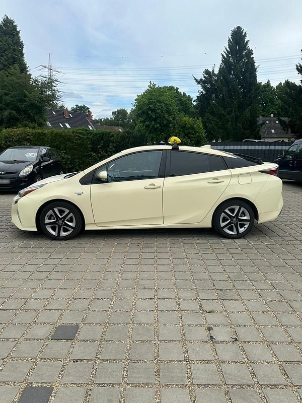 Gebraucht Toyota Prius 99 PS (72 kW) 2018 Gelb Kleinwagen