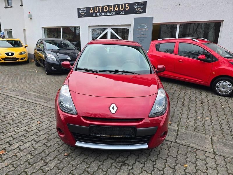 Rot Gebraucht 2009 Renault Clio III Dynamique Limousine | 4.990 € (Etwas zu teuer) - Bild 1/4