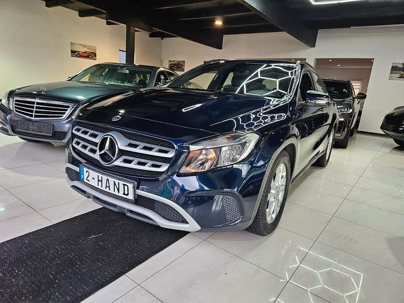 Blau Gebraucht 2017 Mercedes GLA180 SUV | 13.699 € (Fairer Preis) - Bild 1/4