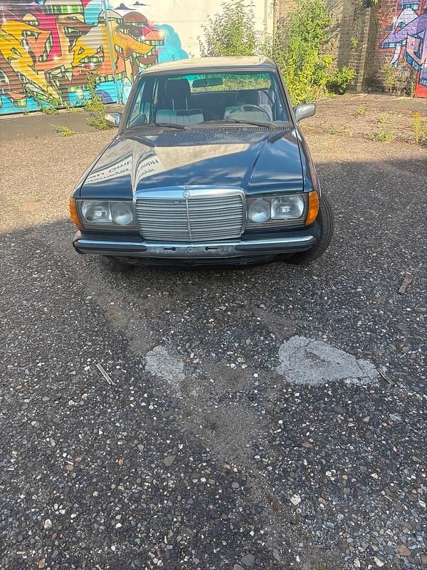 Blau Gebraucht 1984 Mercedes 240 Limousine | 3.999 € - Bild 1/4