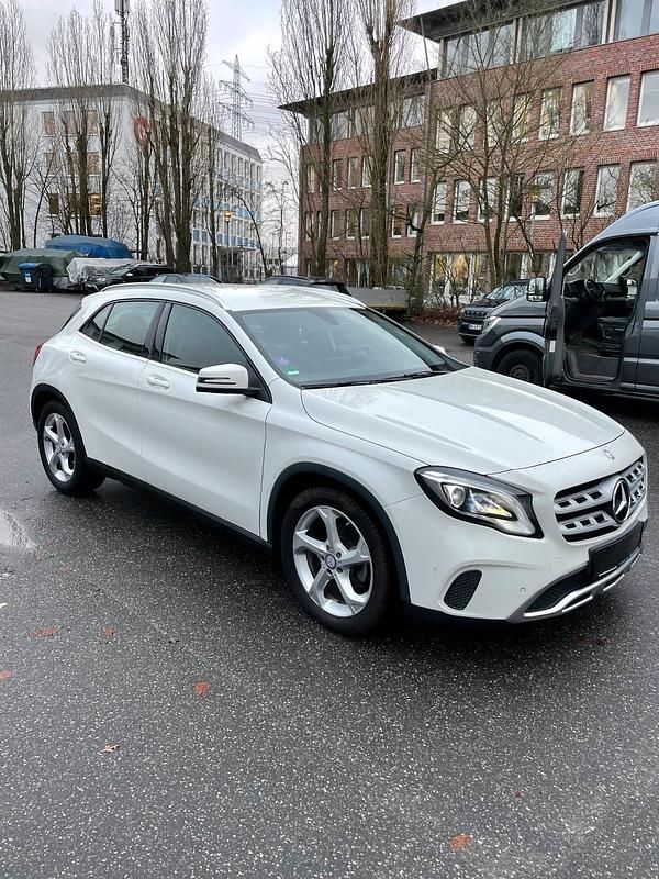 Gebraucht Mercedes GLA200 156 PS (114 kW) 2017 Weiß SUV